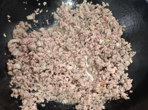 倒入肉末，煸炒出油脂！