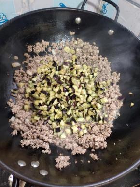 放入茄子炒至断生！