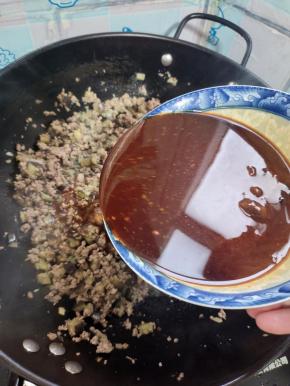 倒入调好的料汁儿翻炒均匀！