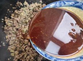 倒入调好的料汁儿翻炒均匀！