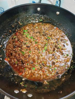 起锅前，放入适量的葱花，青辣椒和小米辣翻炒均匀即可！