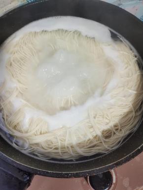 水开，放入面条煮熟！