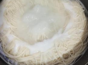 水开，放入面条煮熟！