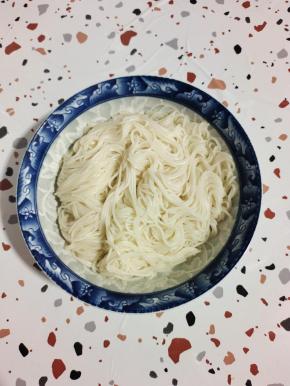 把面条捞出控干水分放入碗中！