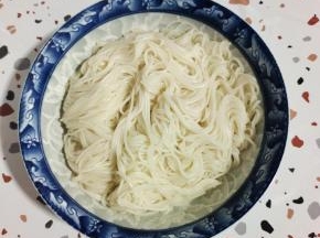 把面条捞出控干水分放入碗中！