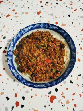 浇上刚刚熬好的茄子肉末卤，翻拌均匀即可食用！