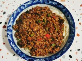 浇上刚刚熬好的茄子肉末卤，翻拌均匀即可食用！