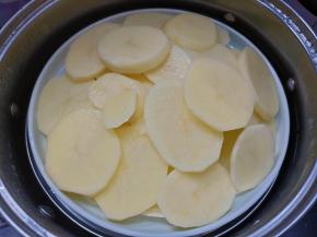 土豆削皮切片，水开上锅蒸15分钟。
