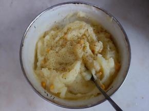 蒸好的土豆捣成泥，加入玉米粒、黑胡椒、少许盐拌匀。