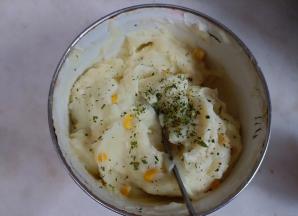 加少许欧芹碎拌匀。