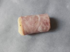 将培根卷起来。