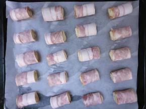 全部卷好放入烤盘。