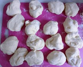 排好气的面团分成16份。