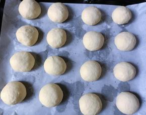 滚圆收口朝下放入烤盘，入烤箱二发，温度35度，放一碗温水在旁边保湿。