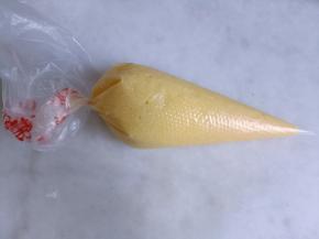 椰蓉酱装入裱花袋备用。