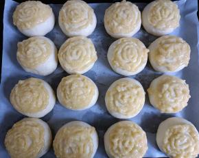 发酵至两倍大约30分钟，表面挤上椰蓉酱。入预热好的烤箱上下火180度中层烤20分钟。
上色满意注意加盖锡纸。