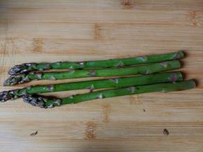 芦笋洗干净，去除根部比较老的部分，并削掉底部的皮。