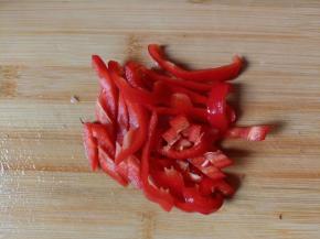 灯笼椒切丝。