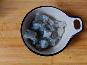 大虾去除虾壳和虾线，切两段。