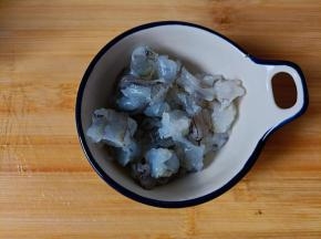 大虾去除虾壳和虾线，切两段。