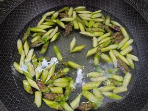 水烧开，芦笋下锅焯30秒捞出。