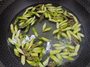 水烧开，芦笋下锅焯30秒捞出。
