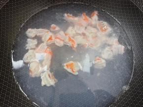 水烧开，虾仁下锅变红后捞出。