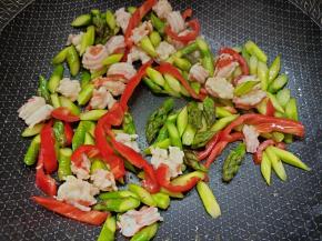 加入灯笼椒翻炒1分钟，加少许生抽，炒匀即可。