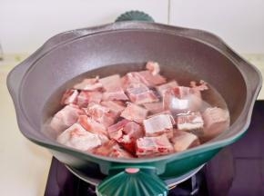 排骨洗净后冷水下锅，烧开后撇出血沫，煮分钟捞出过冷水。