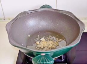 起油锅加入冰糖炒化至褐色。