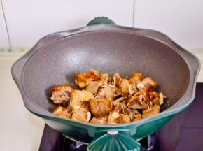 加入排骨翻炒两分钟。