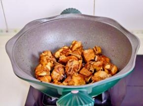 翻炒至每块排骨均匀裹上酱汁。