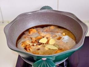 加入开水，姜蒜，八角桂皮香叶，盖上盖子烧开转小火炖30分钟。