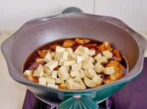 排骨炖烂后加入素鸡，再炖15分钟。