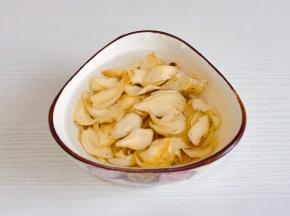 百合干洗净泡软。