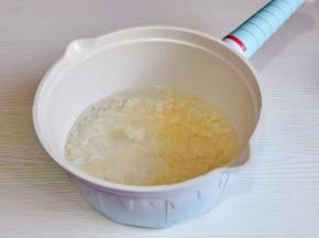 金燕耳倒入锅中，加入800毫升左右的清水烧开煮5分钟。