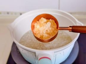 加入冰糖。（糖的量根据个人口味增减）