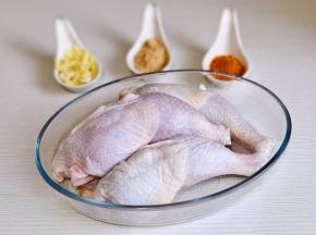 准备食材，鸡腿泡冷水将血水泡出。