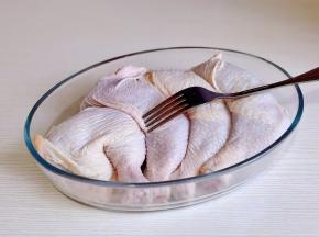 鸡腿洗净，擦干水分，用叉子插出不规则的孔。（便于腌制入味）