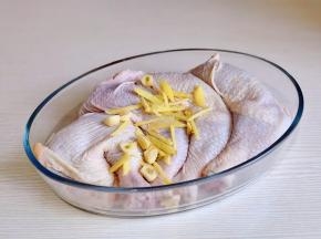 加入切好的姜丝，蒜末。