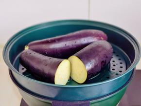 茄子洗净隔水蒸熟。