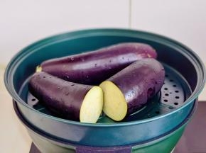 茄子洗净隔水蒸熟。