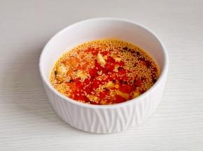 辣椒粉，蒜末，芝麻倒入碗中，淋上热油，加盐搅拌均匀。