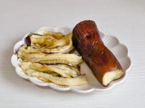 蒸熟的茄子撕成条。