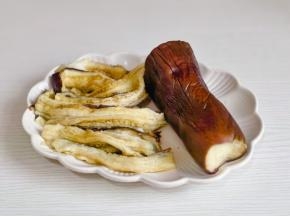 蒸熟的茄子撕成条。