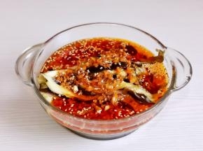 放入器具中，淋上料汁。