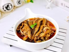 拌均匀装盘即可食用。