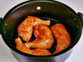 腌制好的鸡腿放入空气炸锅中。