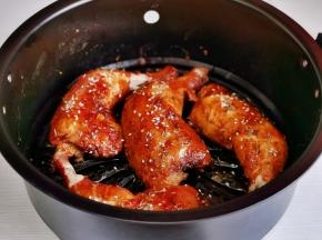 取出刷蜂蜜，撒孜然粒，白芝麻再烤5分钟。