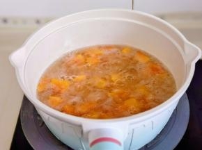 加入切好的木瓜块煮开关火。